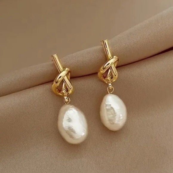 ✨Anthropologie Hayden Pearl Knot Earrings - Picture 5 of 5